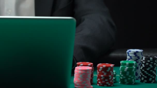 商人在笔记本电脑上玩在线赌场 花工作时间 — 图库视频影像