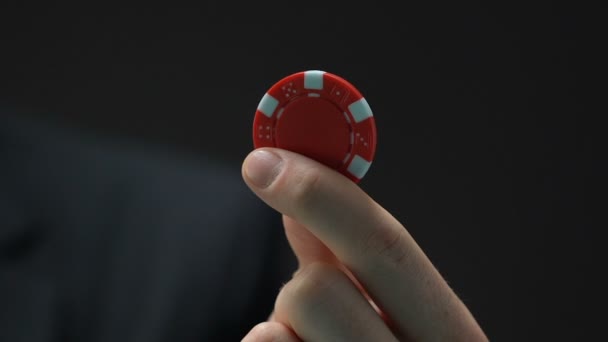 特写镜头的男性手旋转赌场芯片 赌博策略 — 图库视频影像