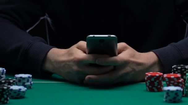Homem Jogando Poker Seu Smartphone Mergulhado Atmosfera Casino Aplicação — Vídeo de Stock