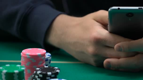 Homem Viciado Jogando Casino Online Apostas Desportivas Fichas Deitado Torno — Vídeo de Stock