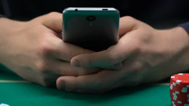 Şans Smartphone Cep Harçlığı Zaman Poker App Oyun Oynayan Adam — Stok video