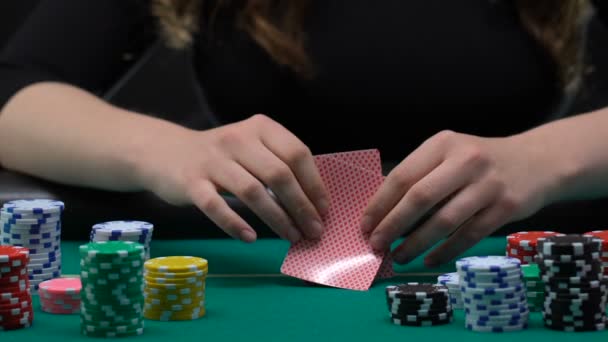 Женщина Смотрит Свои Карты Толкает Олл Оправданный Риск Покер Азартные — стоковое видео