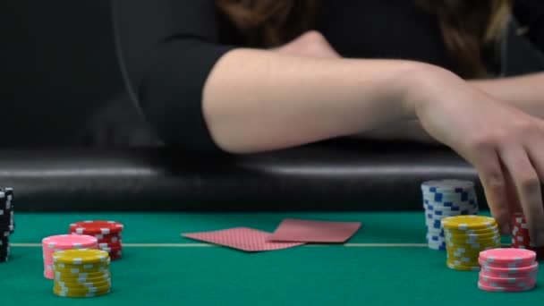 Lady Poniendo Fichas Ganadas Pilas Iguales Torneo Poker Juegos Azar — Vídeo de stock