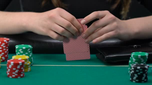 女性の財布からドルの山を取り オールインを見て彼女のカードを賭ける — ストック動画