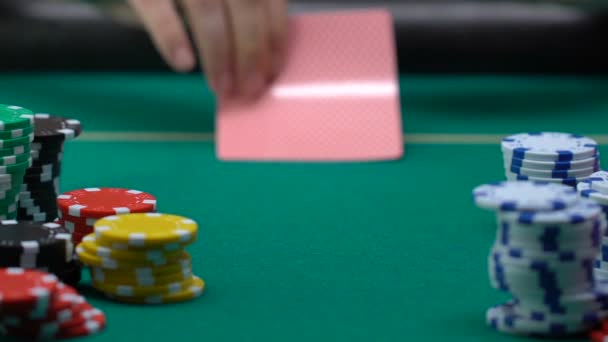 Jugador Casino Poniendo Pila Dólares Llave Del Apartamento Mesa Juegos — Vídeos de Stock