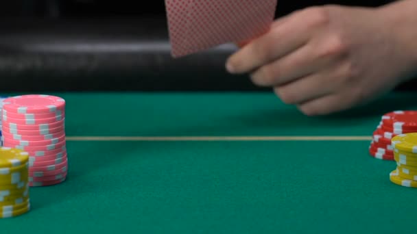 Mujer Abriendo Sus Cartas Poniendo Par Ases Mesa Jugando Poker — Vídeo de stock