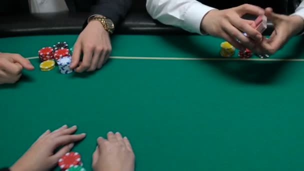 Krupiye Profesyonel Karıştırma Oyuncular Büyük Poker Kartları Teslim — Stok video