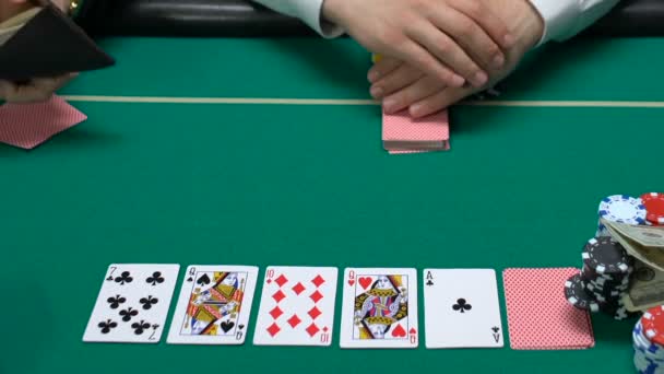 Leidenschaftlicher Casino Spieler Gibt Letztes Geld Und Seine Uhr Wette — Stockvideo