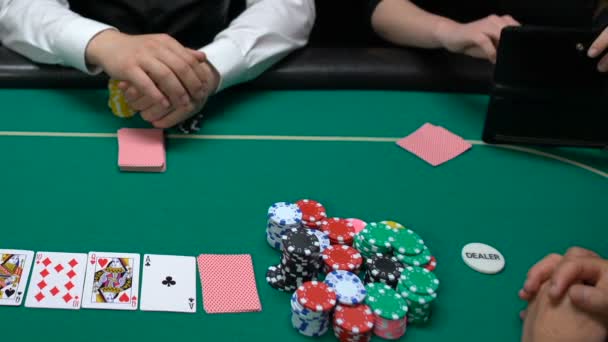 Jogadores Poker Fazendo Apostas Antes Abrir Cartas Crescendo Intriga All — Vídeo de Stock