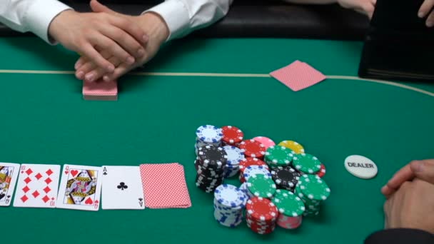 熱心なプレイヤーの賭けアパートメントの鍵 ギャンブル中毒のカジノで最後のお金 — ストック動画