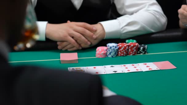 開幕カード Ace をすべてのお金の勝利の つのペアの女性プレーヤーのカジノ — ストック動画