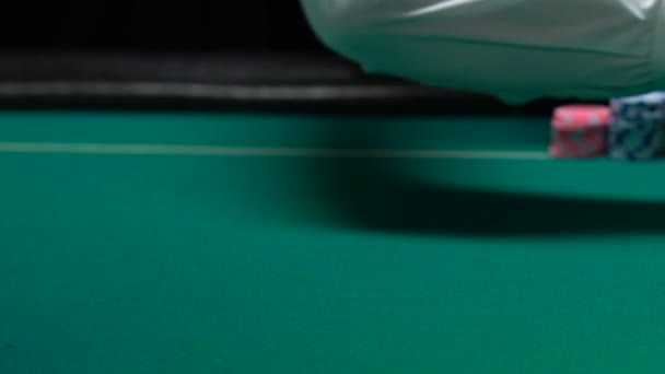 Jugadores Haciendo Apuesta Ciegas Mientras Crupier Barajando Entregando Cartas Casino — Vídeos de Stock