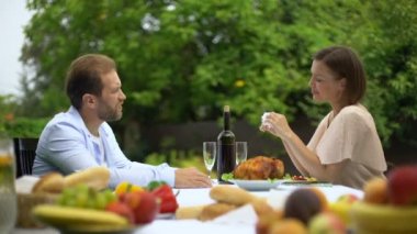 Yemek sırasında konuşma çiftin kocası hanımları mutfak yetenek övüyor.
