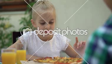 Pizza'da arıyorum ve en iyi dilim, Aile gıda geleneklerini seçme gülümseyen kız