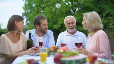 Sohbet sırasında yemek, Genç ve yaşlı nesil bağlantı, ilişkiler aile