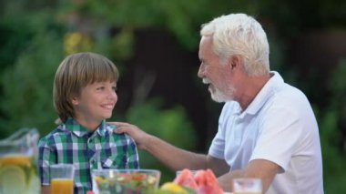 Dedesi konuşurken torunu, sıcak aile ilişkileri, üretimi Köprüsü