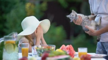 Kedi neşeli kız şapka, sunma dedesi sürpriz mevcut, beklenti