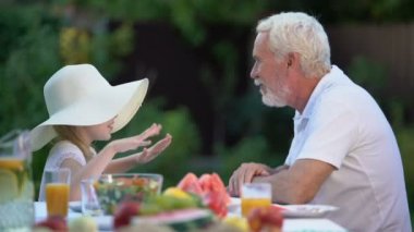 Büyükbaba, aile birlikte dalga geçmeyi heyecan verici hikaye anlatmaya kız