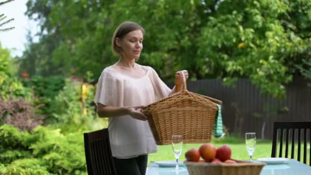 Romantisches Picknick Landhaus Mann Umarmt Ehefrau Glückliche Zarte Familie — Stockvideo