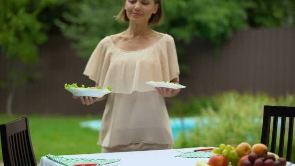 Mann Und Frau Decken Tisch Für Romantisches Mittagessen Schöne Gemeinsame — Stockvideo