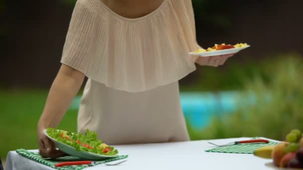 Pasangan Yang Melayani Meja Sebelum Tanggal Rumah Negara Tradisi Anggur — Stok Video