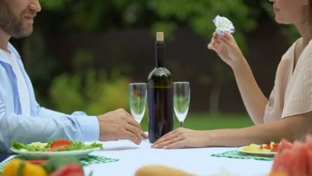 Vyznání Lásky Muže Středního Věku Romantickou Večeři Ženou Drželi Ruce — Stock video