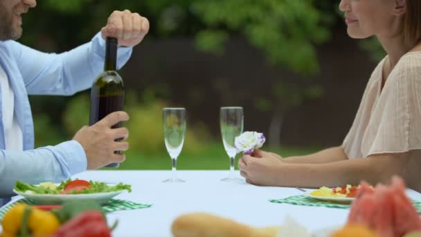 Hombre Enamorado Vertiendo Vino Vasos Tostadas Con Alma Gemela Cita — Vídeo de stock