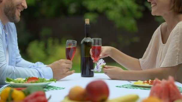 Casal Feliz Rindo Mesa Jantar Brinde Marido Contando Piada Engraçada — Vídeo de Stock