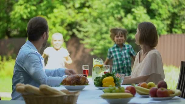 Kinderen Lopen Aan Ouders Met Lunch Knuffelen Perfecte Relaties Welzijn — Stockvideo
