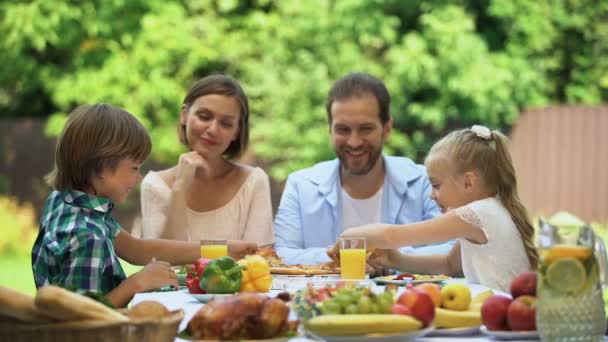 Bambini Affamati Che Mangiano Deliziose Pizze Cibo Preferito Dai Bambini — Video Stock