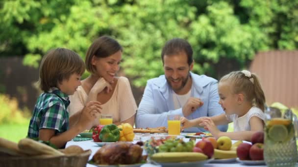 Divertente Famiglia Ingannare Pizza Veloce Mangiare Sfida Bambini Competitività — Video Stock