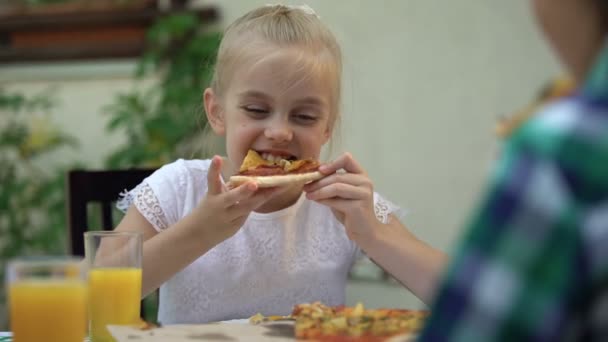 Chica Comiendo Pizza Con Hermano Cafetería Celebrando Cumpleaños Comida Favorita — Vídeo de stock