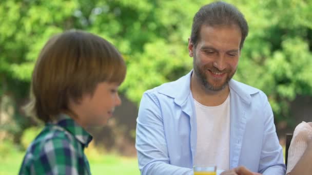 Hijo Padre Comiendo Sabrosa Pizza Cafetería Comida Favorita Fin Semana — Vídeos de Stock