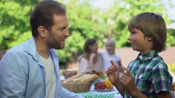 Papá Hablando Con Hijo Mientras Mamá Tiene Una Conversación Con — Vídeos de Stock