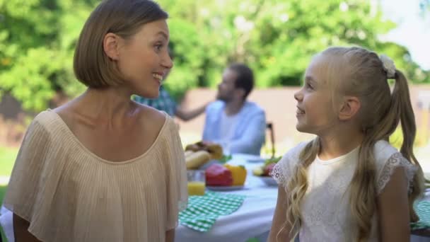 Mamma Dare Buone Notizie Figlia Mostrando Pollici Piacevole Sorpresa Gioia — Video Stock