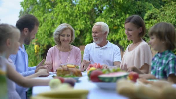 Große Familie Betet Zusammen Und Sagt Gnade Vor Dem Essen — Stockvideo