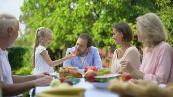 Hija Tratando Padre Con Sandía Familia Divirtiéndose Mientras Come Cena — Vídeos de Stock