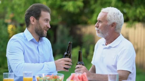 Männer Mittleren Und Älteren Alters Klappern Bierflaschen Und Reden Brauen — Stockvideo