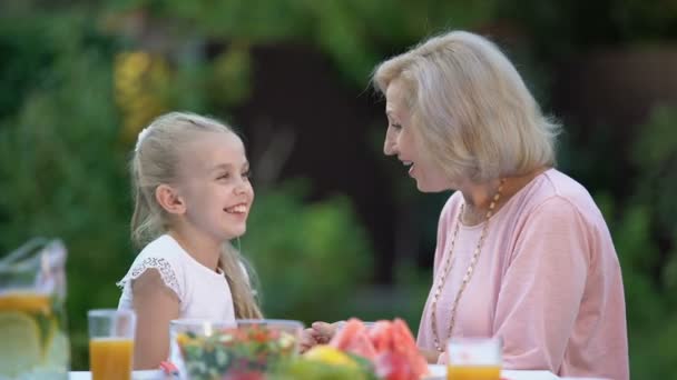 Внучка Рассказывает Забавную Историю Бабушке Поколению Мост Любовь — стоковое видео