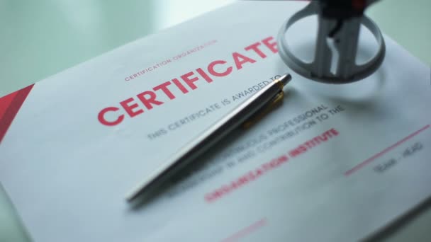 Утвержден Сертификат Печать Ручной Печати Официальной Бумаге Проверка — стоковое видео