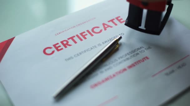 Документ Сертифіката Очікуванні Печатка Ручного Штампування Офіційному Папері Перевірка — стокове відео