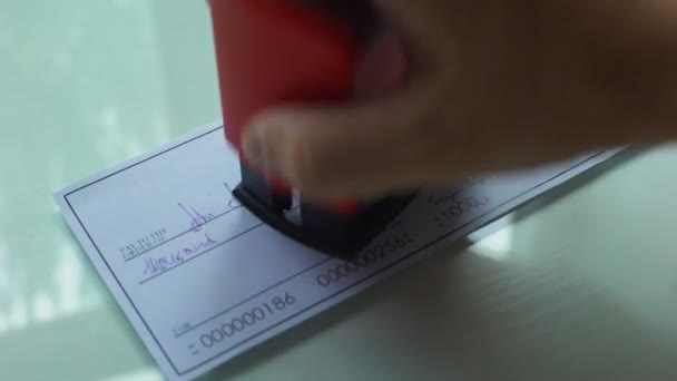 Cheque Document Stuiterde Hand Stempels Zegel Officieel Briefpapier Onvoldoende Fondsen — Stockvideo