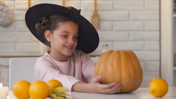小女孩在巫婆服装与杰克南瓜显示竖起大拇指 万圣节 — 图库视频影像