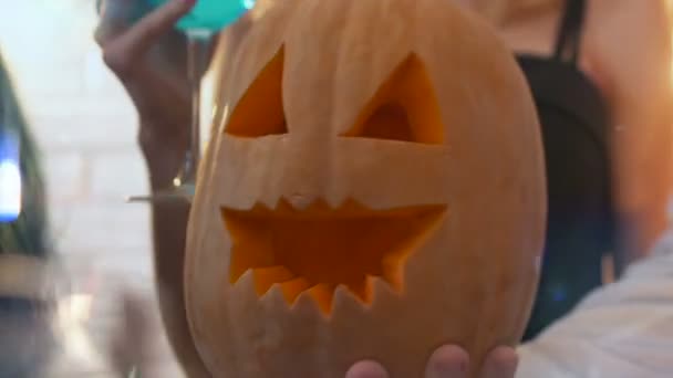 Jonge Mensen Hebben Halloweenfeest Het Vasthouden Van Pompoen Het Drinken — Stockvideo