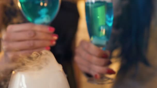 Groupe Jeunes Clinquant Cocktails Bleus Avec Fumée Blanche Fête Des — Video