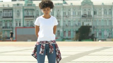 Kamera yalnızlık içine bakarak üzgün Afro-Amerikan kız tek başına, duran kulaklık