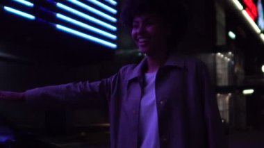 Büyük şehirde taksi yaşam merkezi otostop yakalamak için gülümseyen kadın el yetiştirme