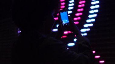 Filme kız silüeti gösteri liderliğindeki smartphone, gece aydınlatma, tatil