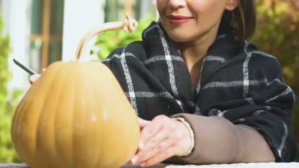 Ευτυχισμένη Μητέρα Και Κόρη Αγκαλιάζει Καθιστώντας Σκαλιστά Κολοκύθες Για Halloween — Αρχείο Βίντεο