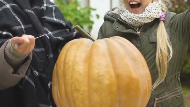 Glad Mormor Och Flickan Skär Pumpa För Thanksgiving Pie Traditioner — Stockvideo